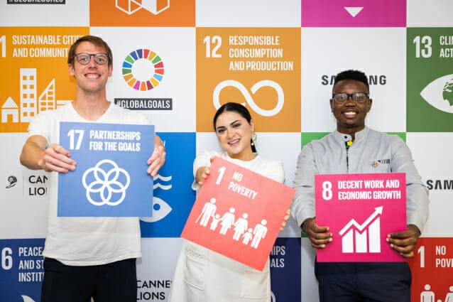 프랑스 칸에서 개막한 광고 페스티벌 '2022년 칸 라이언즈' 체험 부스에서 삼성전자의 '제너레이션 17' 청년 리더들이 '삼성 지속가능발전목표'를 소개하고 있다.(사진=삼성전자)