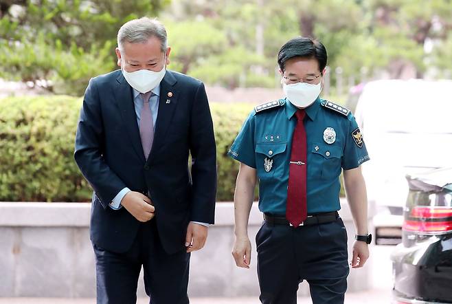 이상민 행정안전부 장관(왼쪽)이 지난 9일 오후 서울 서대문구 경찰청에서 김창룡 경찰청장의 안내를 받아 이동하고 있다. /뉴스1