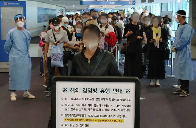 지난 달 27일 오전 인천국제공항 제1터미널 입국장에서 입국자들이 원숭이두창 검역을 받기 위해 대기하고 있다. /뉴스1