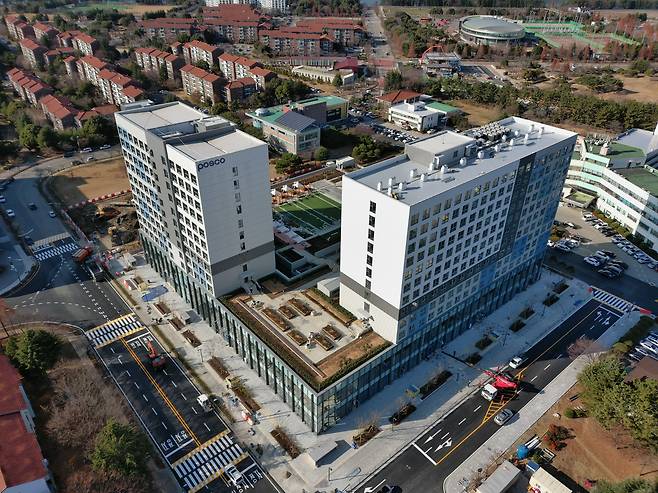 포스코건설이 포스코A&C와 함께 준공한 광양제철소 직원 기숙사 '기가타운' 전경./포스코건설 제공