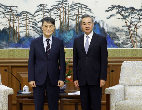 장하성 주중 대사가 이임을 앞두고 2022년 6월 22일 왕이 중국 외교부장을 만났다. /중국 외교부