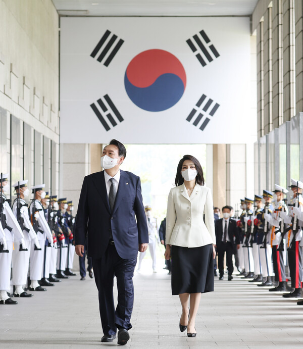 윤석열 대통령과 김건희 여사가 지난 17일 서울 용산구 전쟁기념관에서 열린 국가유공자·보훈가족 초청오찬에 앞서 전사자 명비 앞을 지나고 있다.[사진=연합뉴스]