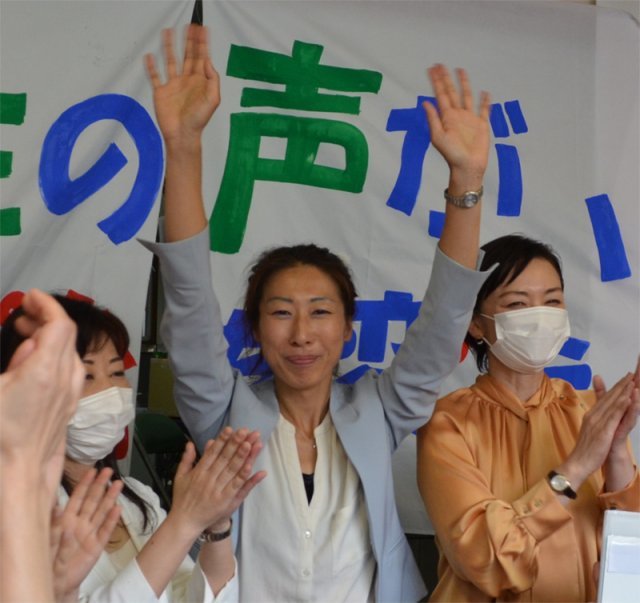 20일 일본 도쿄 스기나미구청장에 당선된 기시모토 사토코 후보(가운데)가 손을 흔들며 승리를 자축하고 있다. 아사히신문 제공