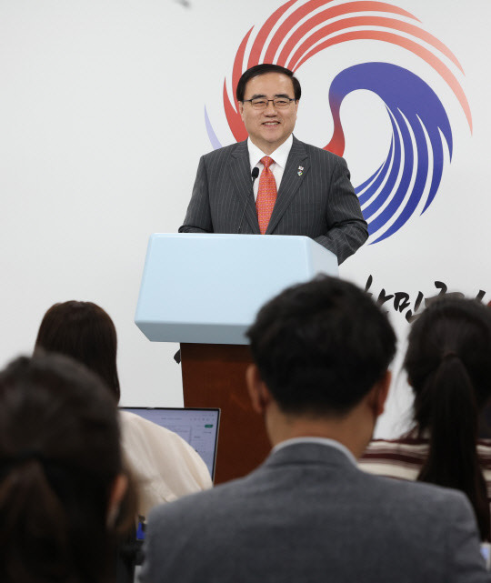 김성한 국가안보실장이 22일 오후 서울 용산 대통령실 청사에서 윤석열 대통령의 북대서양조약기구(NATO) 정상회의 참석 관련 브리핑을 하고 있다. 연합뉴스