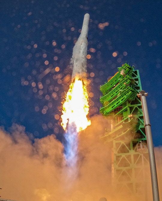 누리호가 나로우주센터에서 발사되고 있는 장면. 항우연 제공