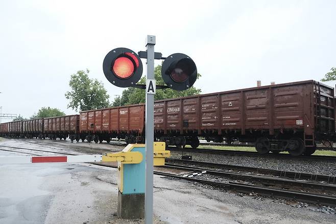 21일 러시아 역외 영토인 칼리닌그라드와 접한 리투아니아 도시 키바르타이에 있는 역에 화물열차가 정차해 있다. EPA 연합뉴스