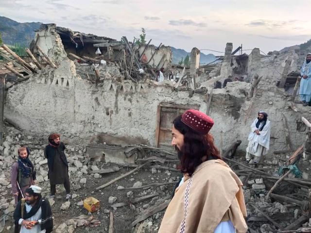 22일 아프가니스탄 파크티카주에서 주민들이 지진으로 무너져 내린 집을 허탈한 표정으로 바라보고 있다. 파크티카=AP 연합뉴스