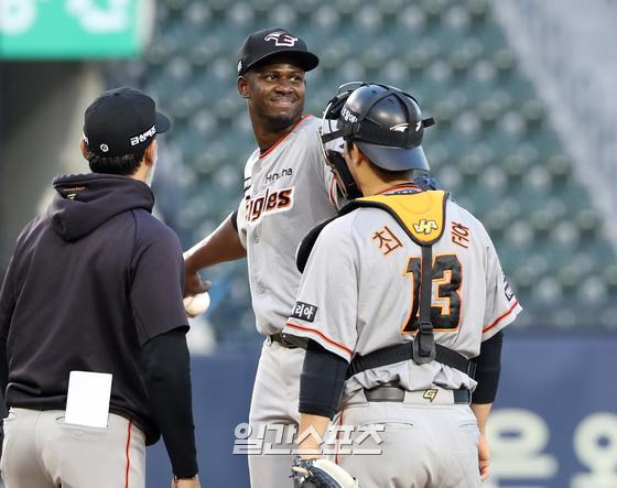 2022 KBO리그 프로야구 LG트윈스와 한화이글스의 경기가 21일 오후 서울 잠실야구장에서 열렸다. 3회말 1사 2루에서 선발 라미레즈가 교체되고 있다. 잠실=김민규 기자