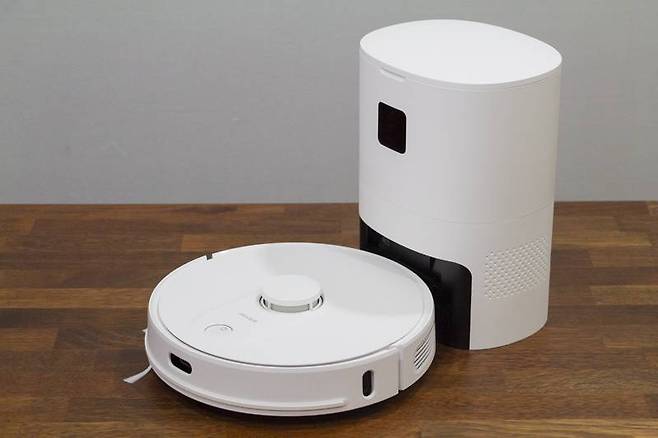 아이리버 에이클 INS-100, 청소기와 클린 스테이션이 합쳐진 구성이다. 출처=IT동아