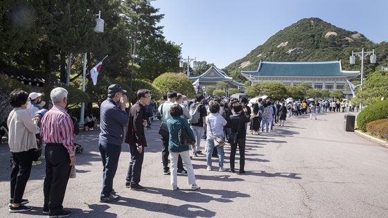 청와대 본관이 5월 10일부터 개방되자 탐방객들이 입장하기 위해 줄을 서 있다. 하지만 서울 삼청동 헌법재판소장 관사 쪽은 지난 2일 등산로를 갑자기 폐쇄해 시민들의 항의가 잇따르고 있다. [중앙포토]
