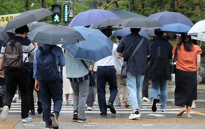 15일 서울 중구 순화동 일대에서 우산을 쓴 시민들이 발걸음을 옮기고 있다. 뉴스1