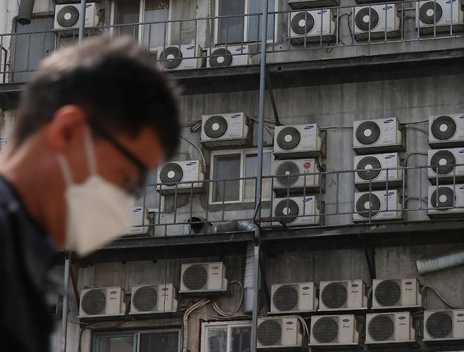 지난달 서울 서대문구의 한 아파트에 설치된 에어컨 실외기 모습. 연합뉴스