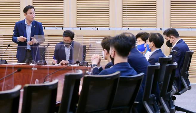 송갑석 의원(왼쪽) 등 더불어민주당 재선 의원들이 22일 국회 의원회관에서 비공개 간담회를 열고 대화를 나누고 있다. 국회사진기자단
