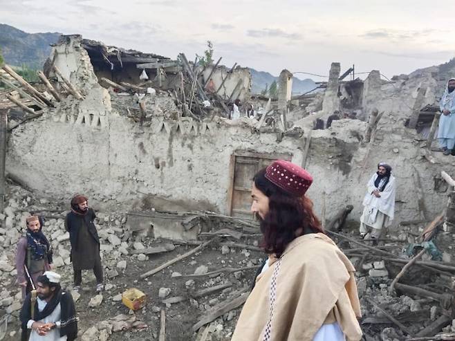 폭격 맞은 듯 22일 규모 6.1의 강진이 발생한 아프가니스탄 동부 파크티카주에서 살아남은 주민들이 폐허가 된 피해 현장을 망연자실한 채 바라보고 있다. AP연합뉴스
