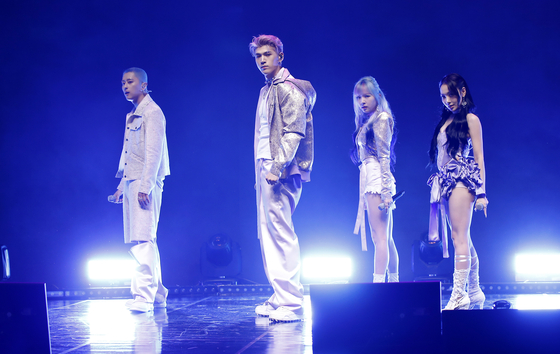 KARD promotes its new EP ″Re:″ and performs its lead track ″Ring The Alarm″ on Wednesday during a showcase event in western Seoul. [NEWS1]
