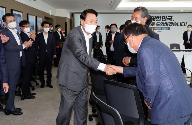 윤석열 대통령이 22일 오전 경남 창원시 두산에너빌리티에서 열린 원전산업 협력업체 간담회에서 참석자들과 악수하고 있다. 연합뉴스