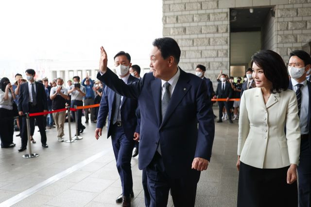 윤석열 대통령과 김건희 여사가 지난 6월 17일 서울 용산구 전쟁기념관에서 열린 국가유공자·보훈가족 초청 오찬을 마친 뒤 관람객들과 인사하고  있다. 대통령실 제공