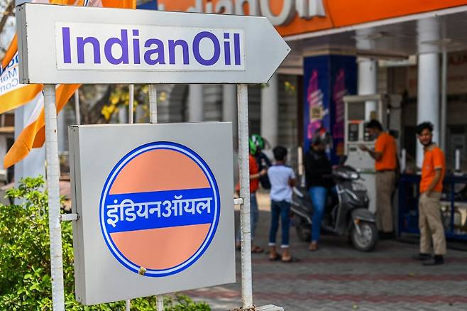 중국과 인도가 미국 정부의 공식 경고에도 러시아산 원유를 계속 사들이는 것은 브렌트유보다 배럴당 37달러 저렴하기 때문이다. 사진은 인도 뭄바이의 한 주유소. /ⓒ AFP=뉴스1