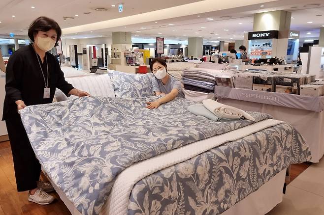 신세계센텀시티 7층 행사장에서 직원이 시원한 냉감소재 여름 침구를 소개하고 있다. /사진=신세계센텀시티