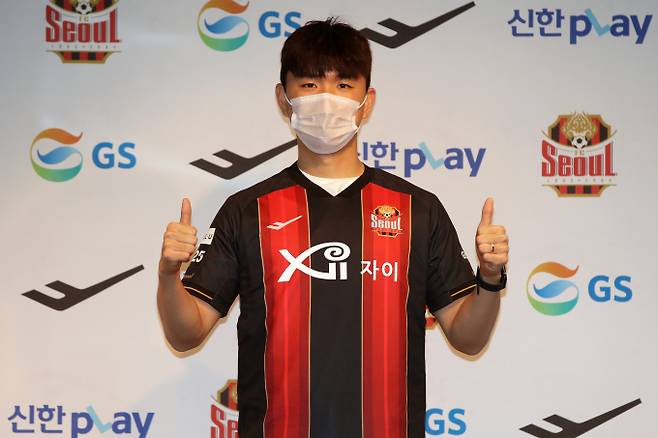 21일 FC서울로 임대온 황인범이 1년 더 임시 계약을 할 수 있게 됐다. 사진은 지난 4월 황인범이 FC서울에 입단한 모습. /사진=뉴시스(FC서울 제공)