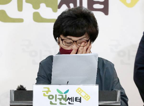 정부가 지난 2014년 '윤 일병 사건' 당시 제대로 수사하지 않고 은폐했다며 유가족이 국가를 상대로 낸 손해배상 청구소송 2심에서 22일 정부의 배상 책임을 인정하지 않고 가해자의 배상 책임만 인정하는 1심의 판단이 유지됐다. 사진은 지난해 9월 서울 마포구 군인권센터에서 발언을 하고 있는 윤 일병 어머니 안미자씨. /사진=뉴스1