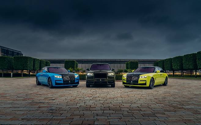 롤스로이스가 영국 굿우드에서 오는 23~26일(현지시각) 열리는 '페스티벌 오브 스피드 2022'에 블랙 배지 전체 라인업을 선보인다. 사진은 블랙 배지 고스트(왼쪽부터), 블랙 배지 컬리넌, 블랙 배지 고스트. /사진=롤스로이스