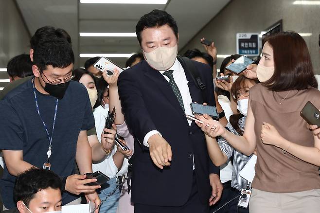 국민의힘 김철근 당 대표 정무실장이 22일 참고인 조사를 위해 국회에서 열린 당 중앙윤리위원회 회의장으로 입장하고 있다. [연합]