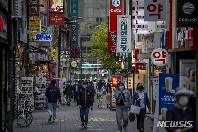 [서울=뉴시스] 정병혁 기자 = 사회적 거리두기가 해제되면서 자영업자들의 카드 매출이 증가한 것으로 나타난 2일 오후 서울 중구 명동에서 시민들이 이동하고 있다. 한국신용데이터에 따르면 거리두기가 해제된 지난달 18일부터 24일까지 평균 카드매출은 전년대비 14.2% 증가했다. 2022.05.02. jhope@newsis.com