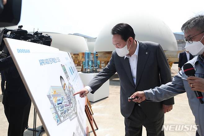 [창원=뉴시스] 홍효식 기자 = 윤석열 대통령이 22일 경남 창원 두산에너빌리티 원자력 공장을 방문해 APR1400 원자력발전소 조감도를 살펴보고 있다. 2022.06.22. yesphoto@newsis.com