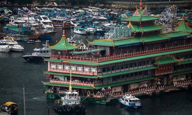 지난 14일 예인선에 끌려 홍콩을 벗어나는 해상 식당 '점보'. EPA 연합뉴스