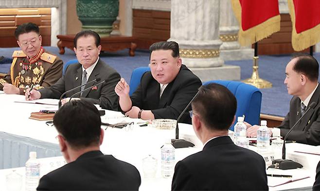 북한 김정은 국무위원장(가운데)이 21일 노동당 중앙군사위원회 확대회의를 주재하고 있다.평양=조선중앙통신·연합뉴스