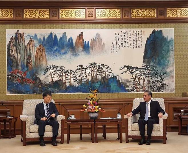 장하성 주중대사가 22일 오후 중국 베이징에서 왕이 중국 외교담당 국무위원 겸 외교부장을 예방해 대화하고 있다. 주중대사관 제공