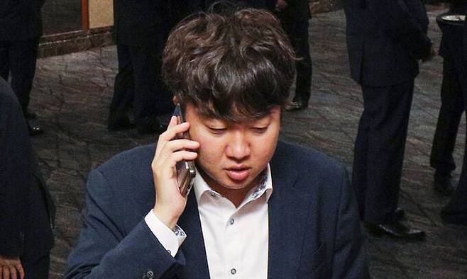 국민의힘 이준석 대표가 22일 서울 중구 롯데호텔에서 열린 한 행사장 앞에서 전화통화를 하고 있다. 국회사진기자단