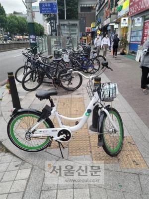 지하철역 출입구 점자블록 위에 방치된 서울시 따릉이.