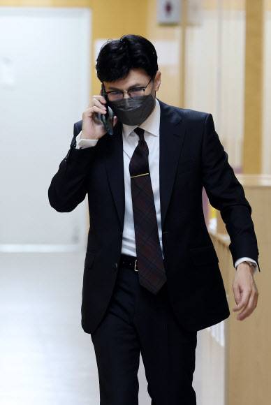 검찰총장이 공석인 상태에서 법무부가 21일 검찰인사위원회를 열어 검사장 및 중간간부 인사 방침을 논의해 논란이 되고 있다. 한동훈 법무부장관이 같은 날 국무회의에 참석해 전화를 받기 위해 회의장을 나오고 있다. 연합뉴스