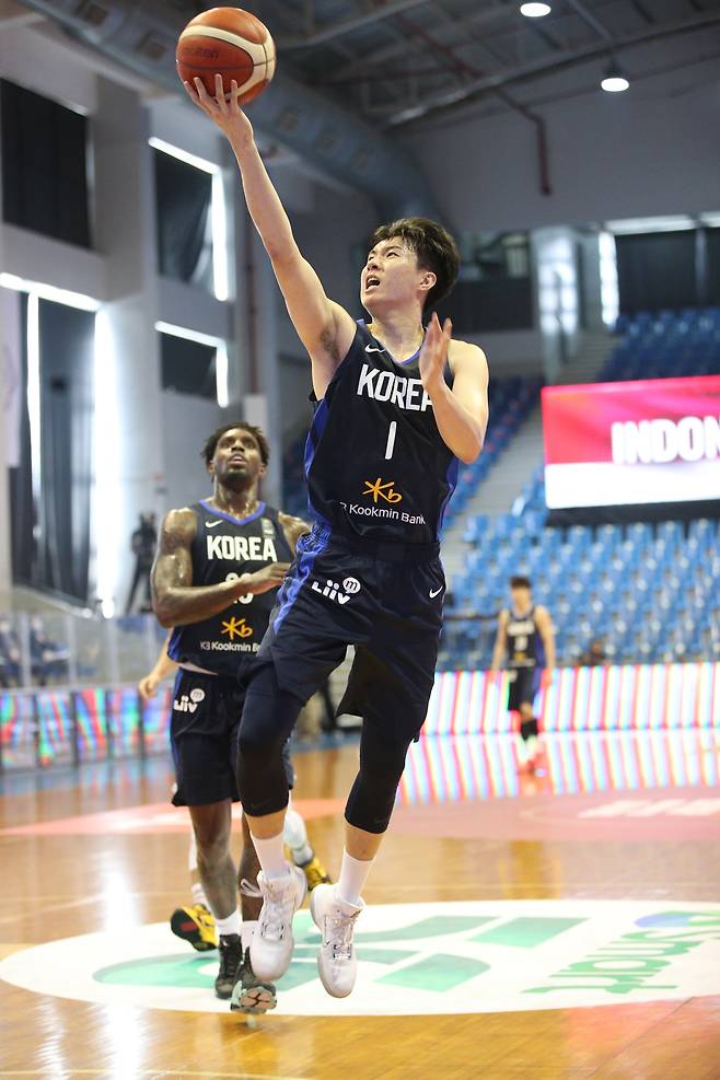 사진은 이현중(가운데)이 지난해 6월 17일(현지시간) 필리핀 앙헬레스에서 열린 2021 국제농구연맹(FIBA) 아시아컵 예선 A조 4차전 대한민국과 인도네시아 경기에서 레이업슛을 하고 있는 모습. 이현중은 이날 경기에서 3점슛 4개를 포함해 21득점, 9리바운드를 기록했다. 2021.6.17 대한민국농구협회 제공.