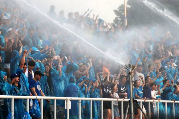 3일 오후 서울 송파구 잠실종합운동장 보조경기장에서 열린 ‘싸이 흠뻑쇼 서머 스웨그 2018’에서 관객들이 시원한 물줄기를 맞으며 즐거워 하고 있다. 연합뉴스