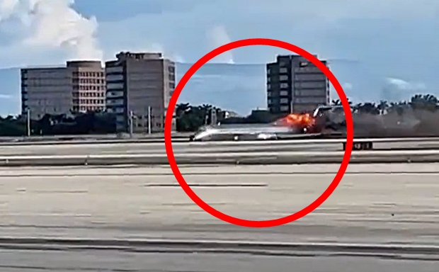 21일(현지시간) CBS뉴스와 AP통신 등은 미국 플로리다주 마이애미국제공항에 비상 착륙한 레드항공 여객기에서 화재가 발생해 승객 3명이 다쳤다고 보도했다.