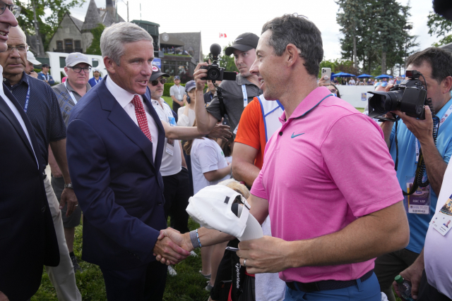 제이 모나한(왼쪽) PGA 투어 커미셔너와 PGA 투어 잔류파 선봉인 로리 매킬로이가 악수하고 있다. AP연합뉴스