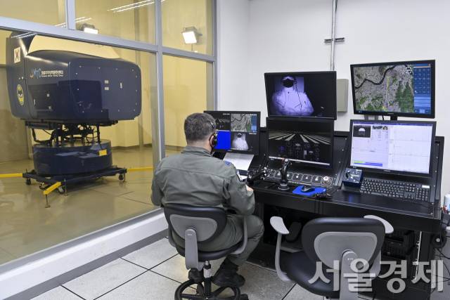 국방부 기자단이 2022년 6월 16일 충북 청주에 위치한 항공우주의료원 산하 항공우주의학훈련센터에서 '공군 비행환경 적응훈련'을 체험하고 있다. 사진은 해당 센터 내에 설치된 공간정위상실(SD) 훈련실 내부 모습. 죄측의 장비에 훈련생도가 탑승하면 우측의 모니터링 요원이 장비를 작동시켜 가상의 비행환경을 구현하고 훈련상황을 살핀다. 사진제공=공군