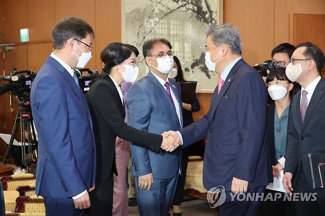 주한중앙아시아 대사들 만나는 박진 장관 (서울=연합뉴스) 김승두 기자 = 박진 외교부 장관이 22일 서울 도렴동 외교부 청사에서 주한중앙아시아 5개국 대사들과 만나 인사 하고 있다. 2022.6.22 kimsdoo@yna.co.kr