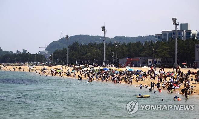 속초해변 피서 [연합뉴스 자료사진]