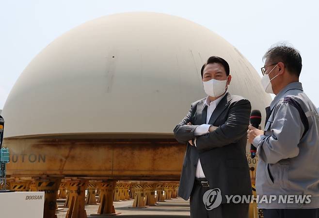 신한울 3·4호기 주단소재 보관장 찾은 윤 대통령 (창원=연합뉴스) 서명곤 기자 = 윤석열 대통령이 22일 오전 경남 창원시 두산에너빌리티를 방문해 신한울 3·4호기 원자로와 증기발생기용 주단소재 보관장에서 한국형원전 APR1400에 대한 설명을 듣고 있다.   2022.6.22 seephoto@yna.co.kr