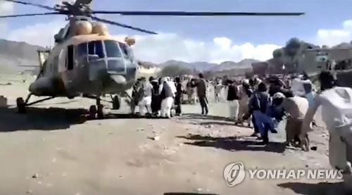 22일 아프가니스탄 강진 발생 지역인 파크티카주에서 부상자를 헬기로 옮기는 모습. [로이터 연합뉴스 자료사진. 바크타르통신 제공. 재판매 및 DB 금지]