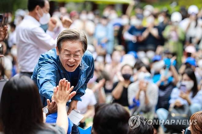 민주당 이재명 상임고문 더불어민주당 이재명 상임고문이 지난 18일 인천시 계양구 계양산 야외공연장에서 열린 '이재명과 위로걸음' 행사에서 지지자들에게 인사하고 있다. [독자 제공. 재판매 및 DB 금지]