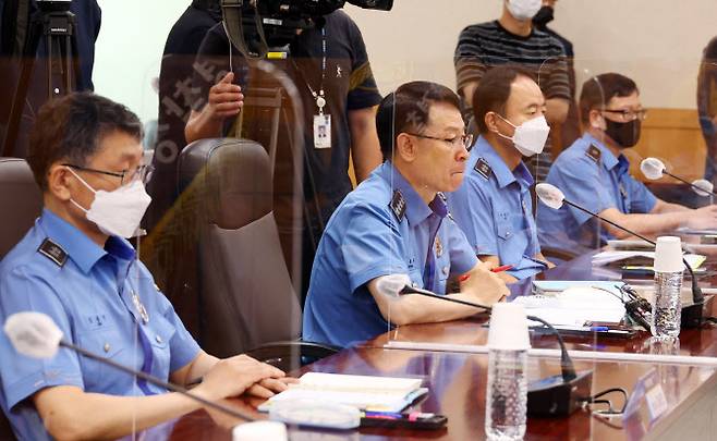 정봉훈 해양경찰청장이 22일 지난 2020년 북한군에 의해 피격된 서해 공무원 사건과 관련해 인천 연수구 해양경찰청을 찾은 국민의힘 해수부 공무원 피격사건 진상조사TF와 만나 발언하고 있다. 사진=뉴시스