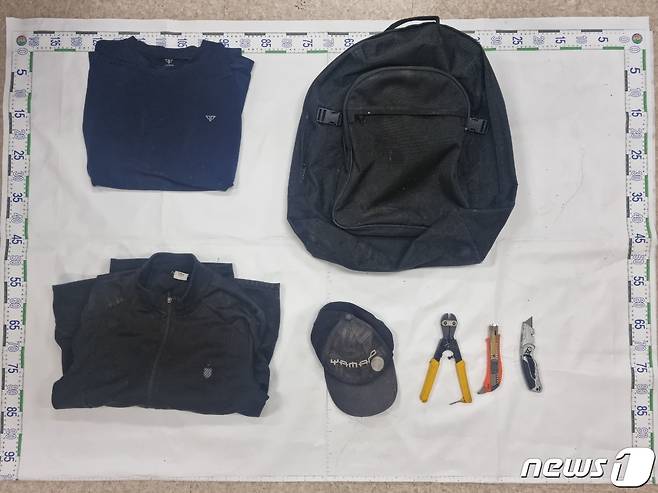 특정범죄가중처벌법상 절도 혐의로 구속된 A씨가 범행 당시 사용한 물건들.(서귀포경찰서 제공) 2022.6.23/뉴스1© News1
