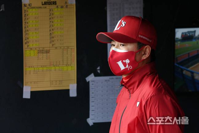 SSG 김원형 감독이 그라운드를 응시하고 있다. 박진업기자 upandup@sporesseoul.com