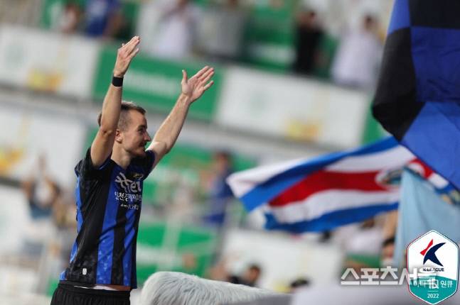 무고사가 22일 강원FC와의 경기에서 골을 넣은 뒤 팬들의 환호에 답하고 있다. 한국프로축구연맹