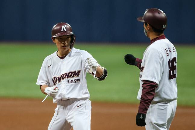 키움 이재홍(왼쪽). 사진제공 | 키움 히어로즈